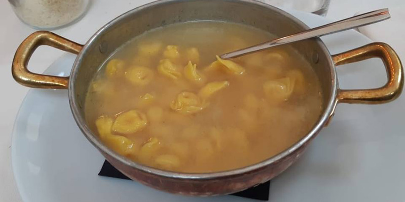 Tradizione emiliana: i tortellini in brodo