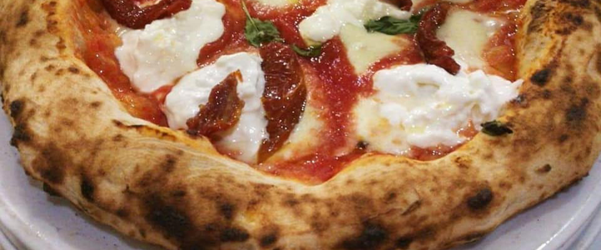 La Locanda dei golosi sforna la pizza dai bordi alti, all'altezza della tradizione napoletana