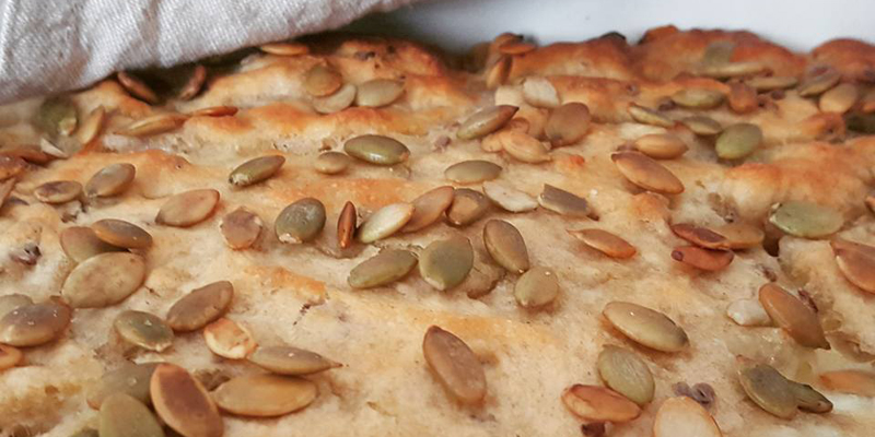 Pizza ripiena con semi di zucca